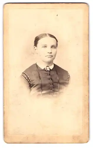 Fotografie J. Jungmann, Kl. Basel, Hammerstrasse 13, Portrait junge Dame mit Kragenbrosche