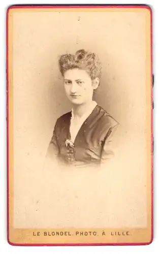 Fotografie Le Blondel, Lille, Portrait junge Dame in modischer Kleidung