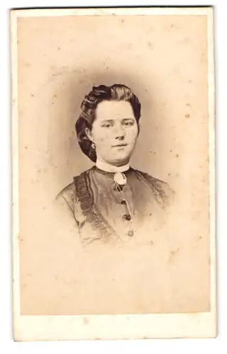 Fotografie C. Th. Fischer, Siegen, Portrait junge Dame mit Kragenbrosche