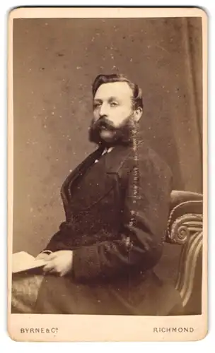 Fotografie Byrne & Co., Richmond, Hill Street, Portrait modisch gekleideter Herr mit Backenbart