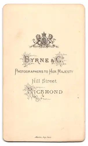 Fotografie Byrne & Co., Richmond, Hill Street, Portrait modisch gekleideter Herr mit Backenbart