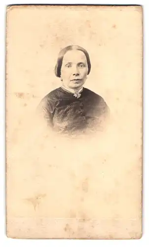 Fotografie L. Cosaert, Stolberg, Portrait bürgerliche Dame mit Kragenbrosche