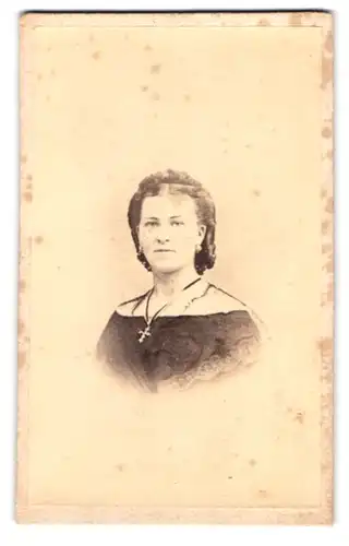 Fotografie unbekannter Fotograf und Ort, Portrait junge Dame mit Kreuzkette