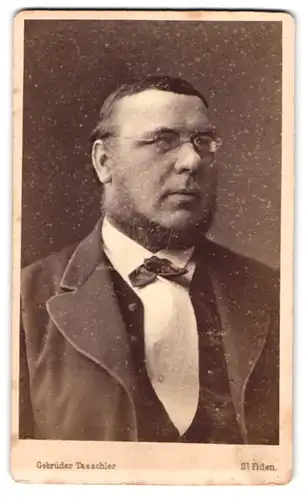 Fotografie Gebr. Taeschler, St. Fiden, Portrait charmanter Herr mit Chin-Strap und Brille