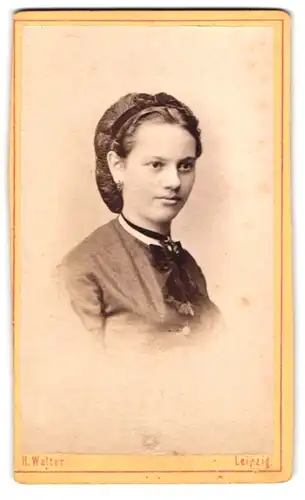 Fotografie H. Walter, Leipzig, Naundörfchen 10, Portrait junge Dame mit zeitgenössischer Frisur und Haarnetz
