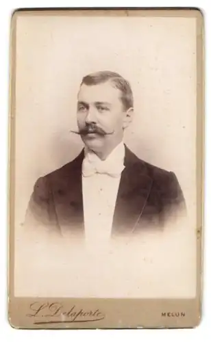 Fotografie L. Delaporte Succr., Melun, 25, Avenue Thiers, Portrait eleganter Herr mit Zwirbelbart