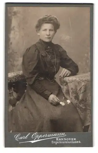 Fotografie Carl Oppermann, Hannover, Engelbostelerdamm 4, Portrait junge Dame im Kleid