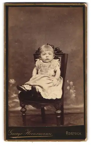 Fotografie George Hornemann, Rostock, Blücher-Strasse 13, Portrait kleines Mädchen im Kleid