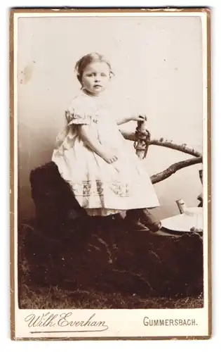 Fotografie Wilh. Everhan, Gummersbach, Portrait kleines Mädchen im Kleid