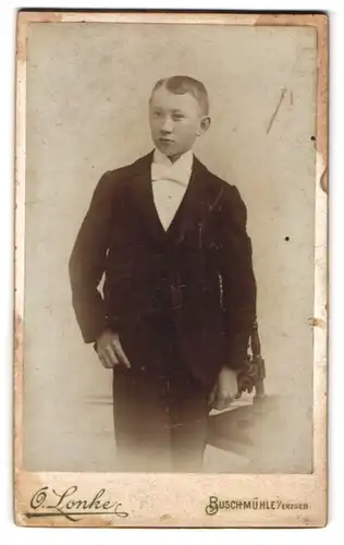 Fotografie O. Lonke, Buschmühle-Schmiedeberg im Erzgeb., Portrait junger Mann im Anzug mit Fliege
