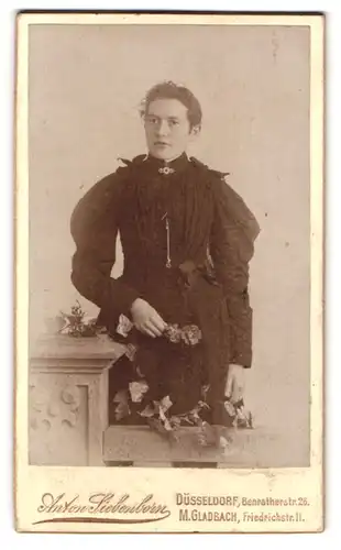 Fotografie Anton Siebenborn, Düsseldorf, Benratherstrasse 26, Portrait junge Dame im Kleid mit Blume