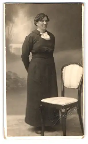 Fotografie Chr. Hansen, Tromsö, Portrait junge Dame im Kleid