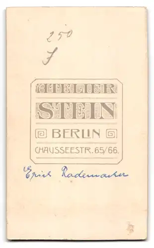 Fotografie Atelier Stein, Berlin, Chauseestrasse 65-66, Portrait kleines Mädchen im karierten Kleid mit Bilderbuch