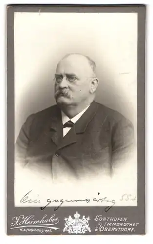 Fotografie J. Heimhuber, Sonthofen, Immenstädterstrasse, Portrait älterer Herr im Anzug mit Brille und Schnurrbart