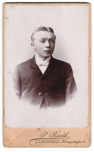 Fotografie P. Barth, Elberfeld, Herzogstrasse 11, Portrait junger Herr im Anzug mit Fliege