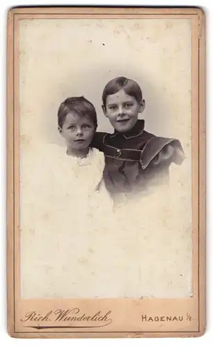 Fotografie Rich. Wunderlich, Hagenau i. E., Portrait Kinderpaar in hübscher Kleidung