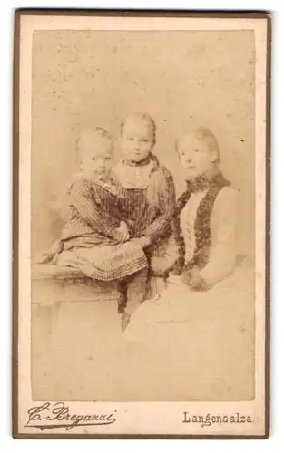 Fotografie C. Bregazzi, Langensalza, Portrait junge Dame u. zwei Mädchen in modischer Kleidung