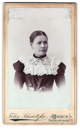 Fotografie Felix Schaetzke, Bochum, Friedrich-Strasse 13, Portrait junge Dame im Kleid mit weissem Kragen