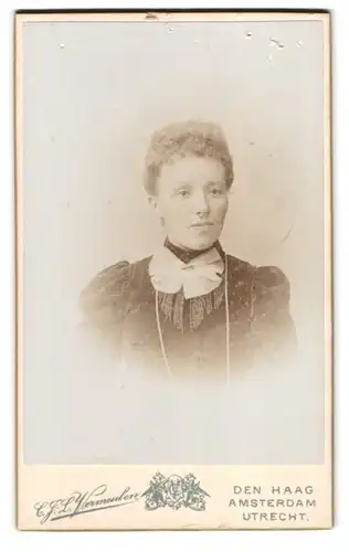 Fotografie C. J. L. Vermeulen, Den Haag, Tokusfaintkade 11, Portrait junge Dame im Samtkleid