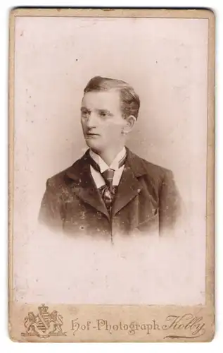 Fotografie Kolby, Zwickau, Plauensche Strasse 17, Portrait junger Herr im Anzug mit Krawatte