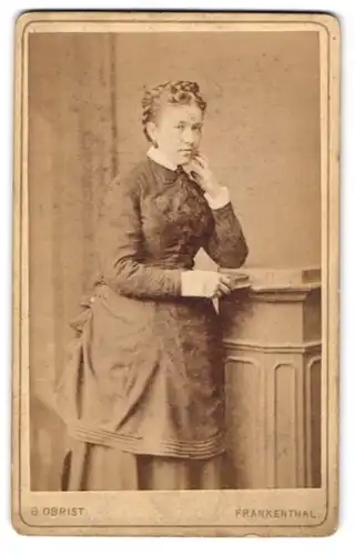 Fotografie B. Obrist, Frankenthal, Portrait junge Dame im modsichen Kleid