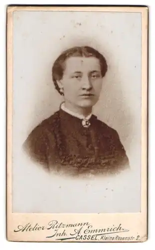 Fotografie A. Emmrich, Kassel, Kleine Rosenstrasse 2, Portrait junge Dame mit Kragenbrosche