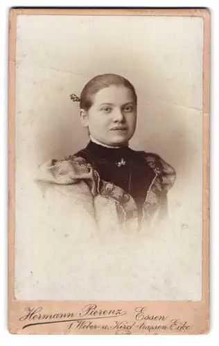 Fotografie Hermann Pierenz, Essen, Weber- u. Kirchstrassen-Ecke 1, Portrait junge Dame mit zurückgebundenem Haar