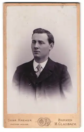 Fotografie Gebr. Kremer, Barmen, Heckinghauserstrasse 25, Portrait junger Herr im Anzug mit Krawatte