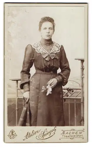 Fotografie Atelier Spiegel, Aachen, Theaterplatz 1, Portrait junge Dame im Kleid mit Blumen