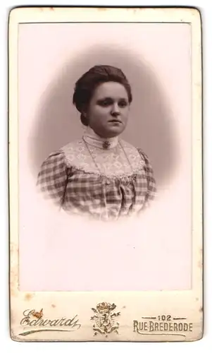 Fotografie Edward, Anvers, Rue Bréderode 102, Portrait junge Dame im karierten Kleid