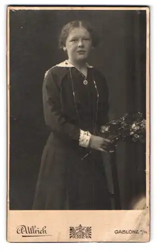 Fotografie A. Ullrich, Gablonz a. N., Hauptstrasse 16, Portrait junge Dame im Kleid mit Blumen