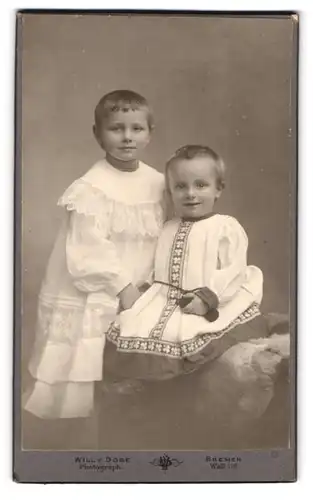 Fotografie Willy Dose, Bremen, Wall 116, Portrait Mädchen und Geschwisterkind in Kleidern