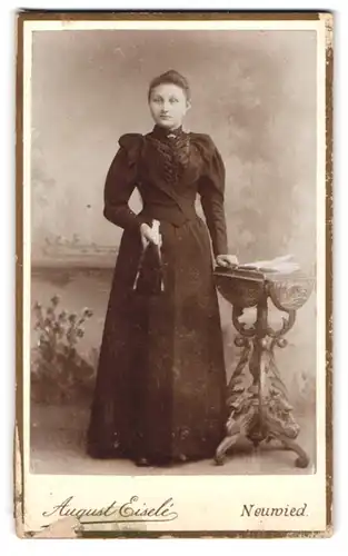 Fotografie August Eiselé, Neuwied a. Rhein, Portrait junge Dame im Kleid mit Fächer