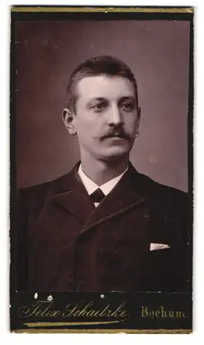 Fotografie Felix Schaetzke, Bochum, Hellwegstrasse 7 a, Portrait modisch gekleideter Herr mit Zwirbelbart