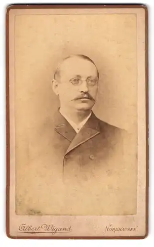 Fotografie Albert Wigand, Nordhausen, Portrait bürgerlicher Herr mit Brille u. Zwirbelbart