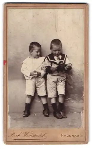 Fotografie Richard Wunderlich, Hagenau i. E., Portrait zwei kleine Jungen in Matrosenanzügen