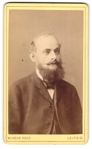 Fotografie Wilhelm Koch, Leipzig, Zeitzerstrasse 41, Portrait modisch gekleideter Herr mit Zwirbelbart