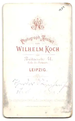 Fotografie Wilhelm Koch, Leipzig, Zeitzerstrasse 41, Portrait modisch gekleideter Herr mit Zwirbelbart