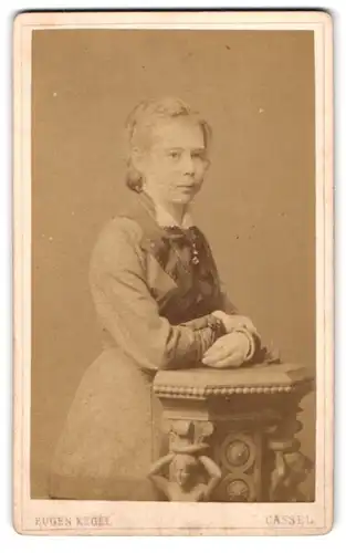 Fotografie Eugen Kegel, Kassel, Grosse Rosenstrasse 5, Portrait junge Dame im Kleid