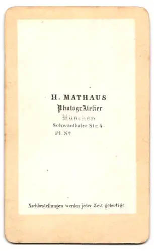 Fotografie H. Mathaus, München, Schwanthaler-Str. 4, Portrait Herr im Anzug mit Vollbart und Fliege posiert im Atelier