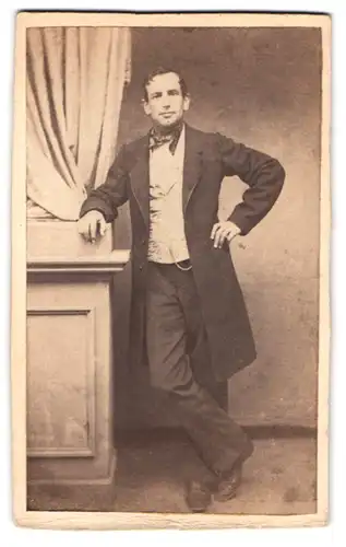 Fotografie unbekannter Fotograf und Ort, Portrait Kaufmann im Anzug posiert im Atelier