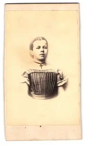 Fotografie unbekannter Fotograf und Ort, Portrait junges Mädchen im Biedermeierkleid mit Kruzifix um den Hals