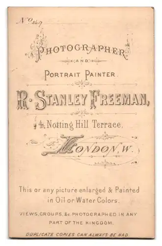 Fotografie R. Stanley Freemann, London, Notting Hill Terrace 4, Portrait junger Mann im Anzug posiert im Atelier