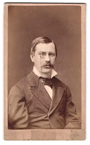 Fotografie Wilhelm Engel, Wien, Alserstr. 27, Portrait Herr im Anzug mit Monokel und Fliege