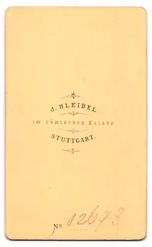 Fotografie J. Bleibel, Stuttgart, junge Frau im Biedermeierkleid mit Brosche