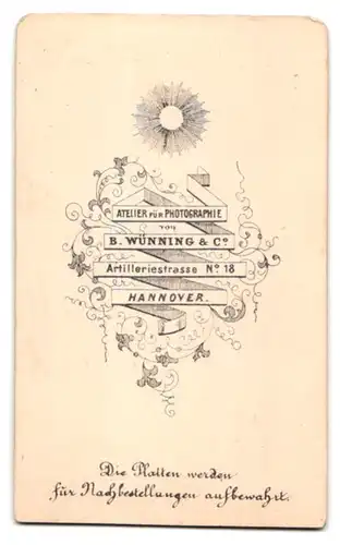 Fotografie B. Wünning & Co., Hannover, Artilleriestr. 18, Portrait junger Mann im Anzug mit Fleige und Spitzbart