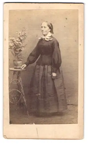 Fotografie unbekannter Fotograf und Ort, Portrait ältere Dame im schlichten Kleid mit Halstuch, 1866