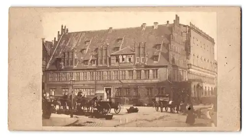 Fotografie unbekannter Fotograf, Ansicht Bremen, Händler und Kutschen vor einem Gebäude