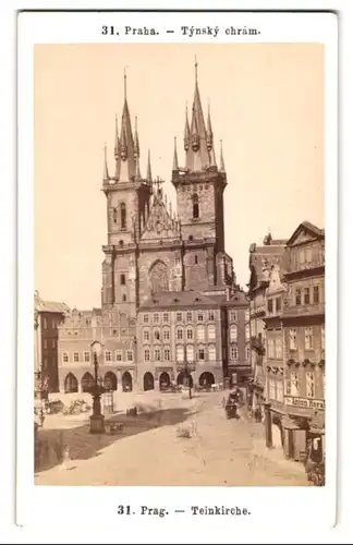 Fotografie F. Fridrich, Prag, Ansicht Prag, Marktplatz mit Teinkirche / Tynsky chram, Litfasssäule