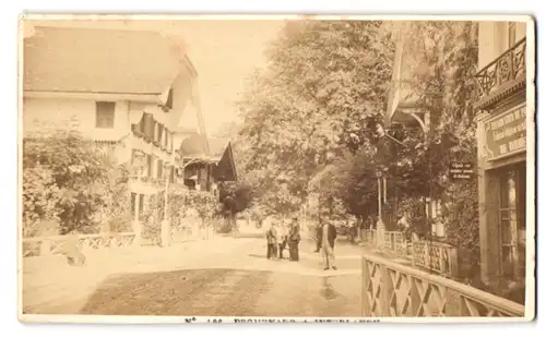 Fotografie Garcin, Geneve, Ansicht Interlaken, Geschäfte und Promenade im Ort